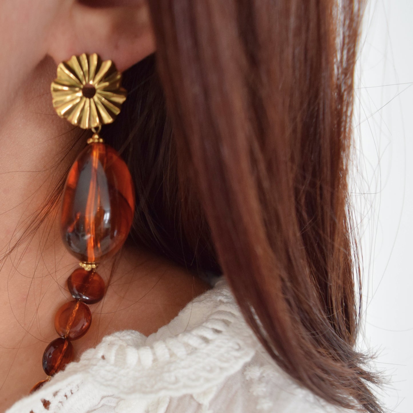 Boucles Isolde portées, reflets dorés et ambre, bijou artisanal français