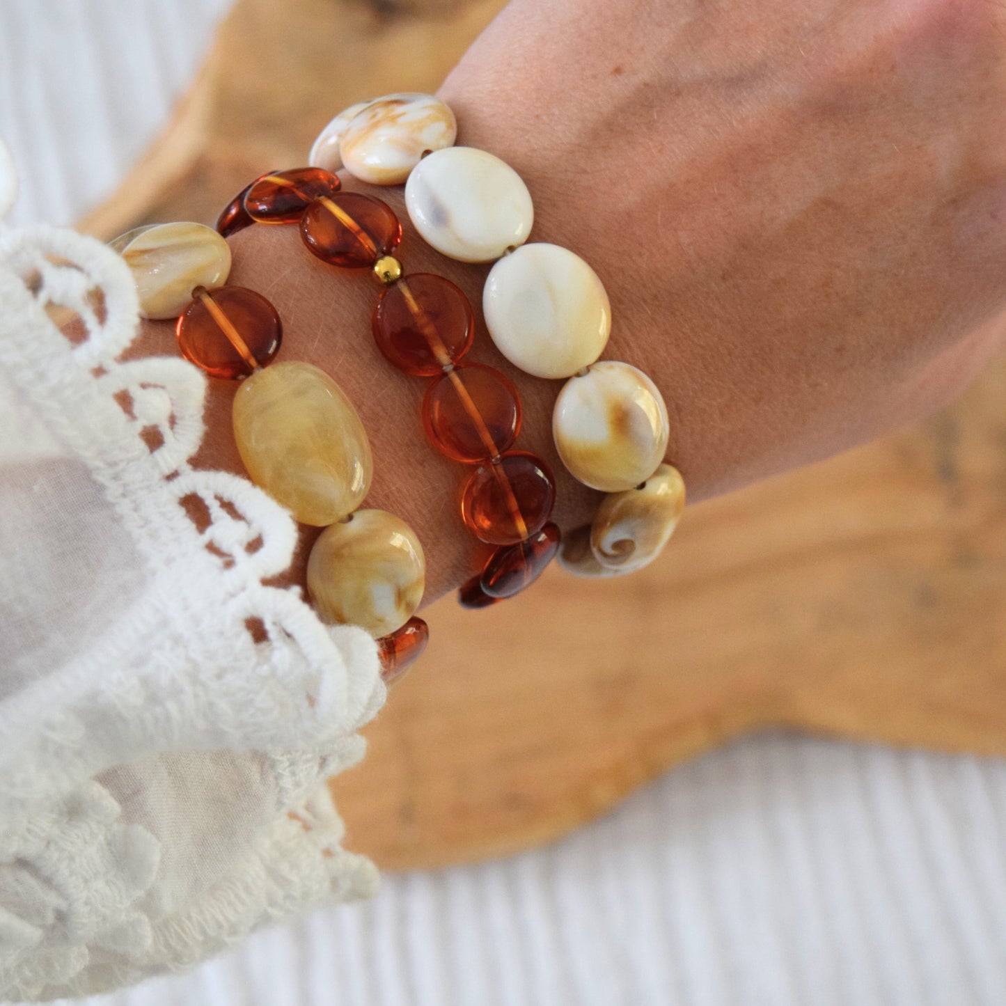 Bracelet perles ambre doré et argenté, bijou lumineux au style bohème chic, fait main, création artisanale française.