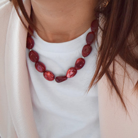 Détail des perles bordeaux du collier RUBIA