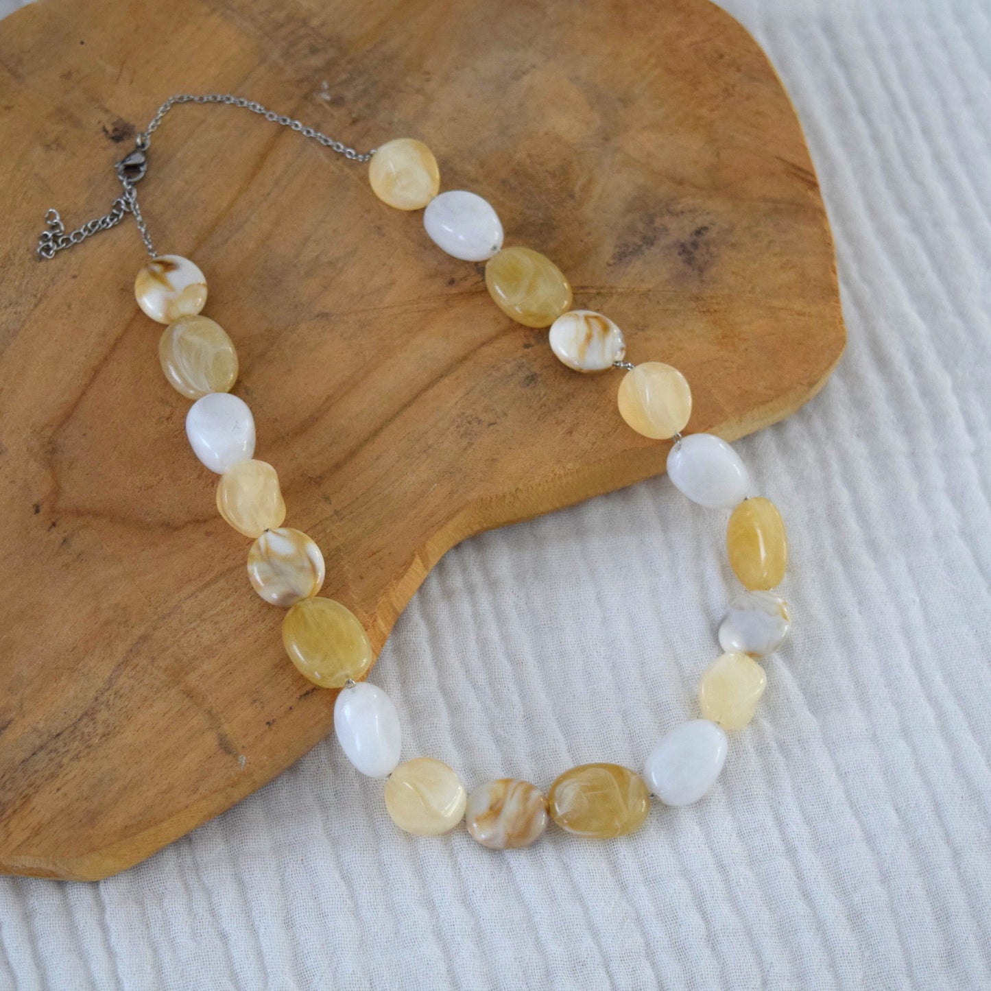 Création Manacreations en perles tons naturels et acier inoxydable.