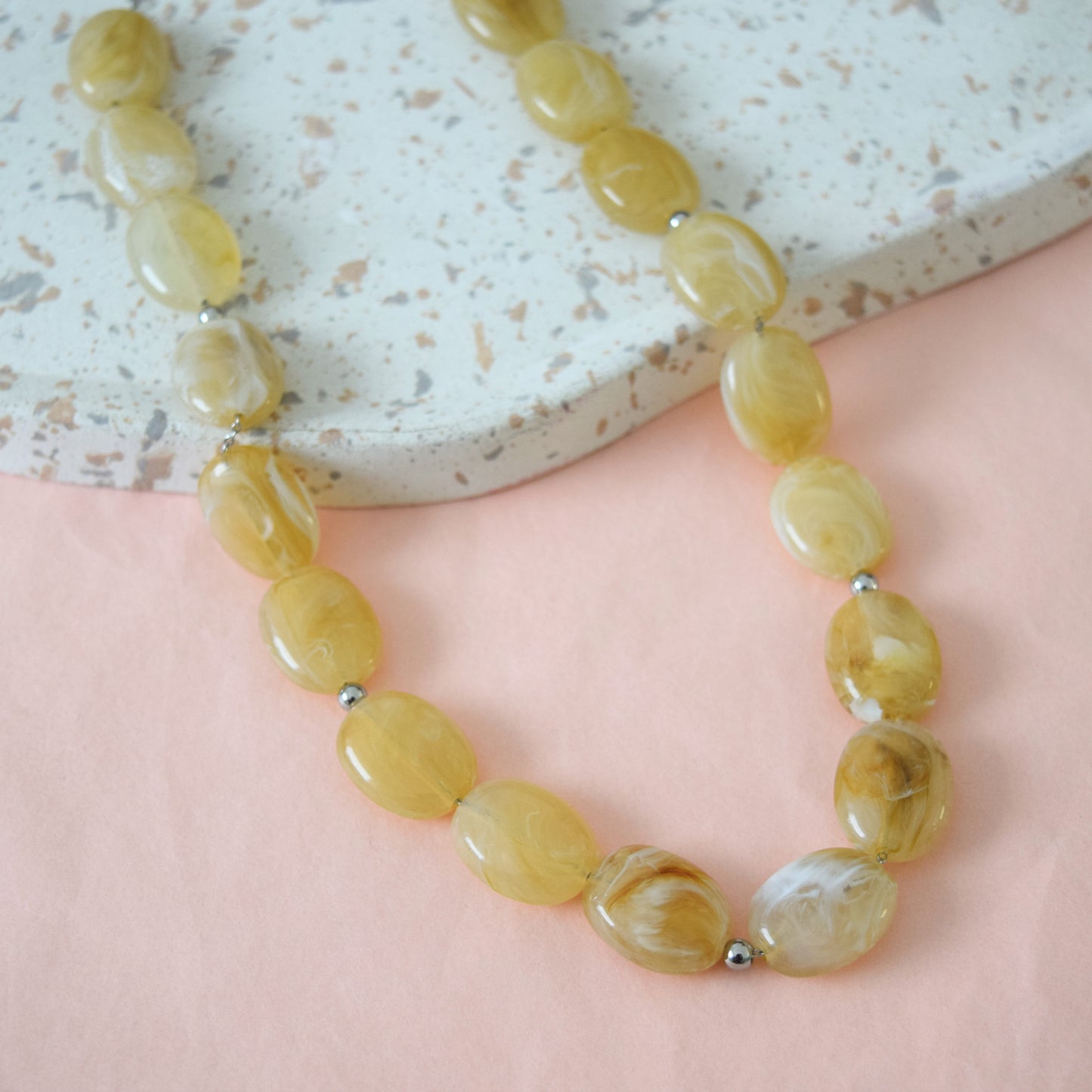 collier élégant perles nacrées