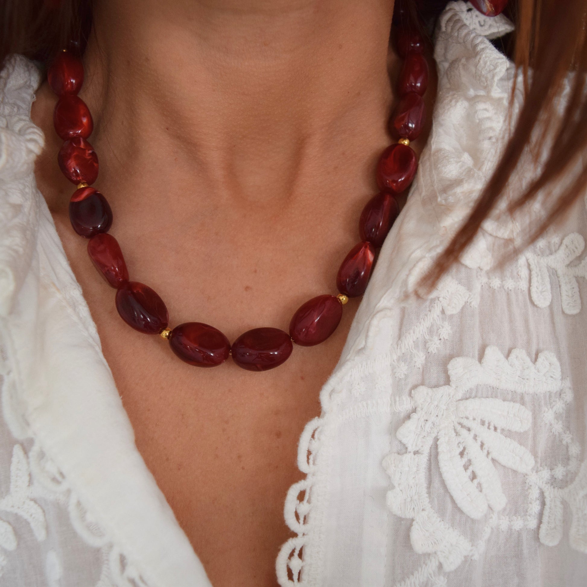 Collier bordeaux en perles acryliques RUBIA