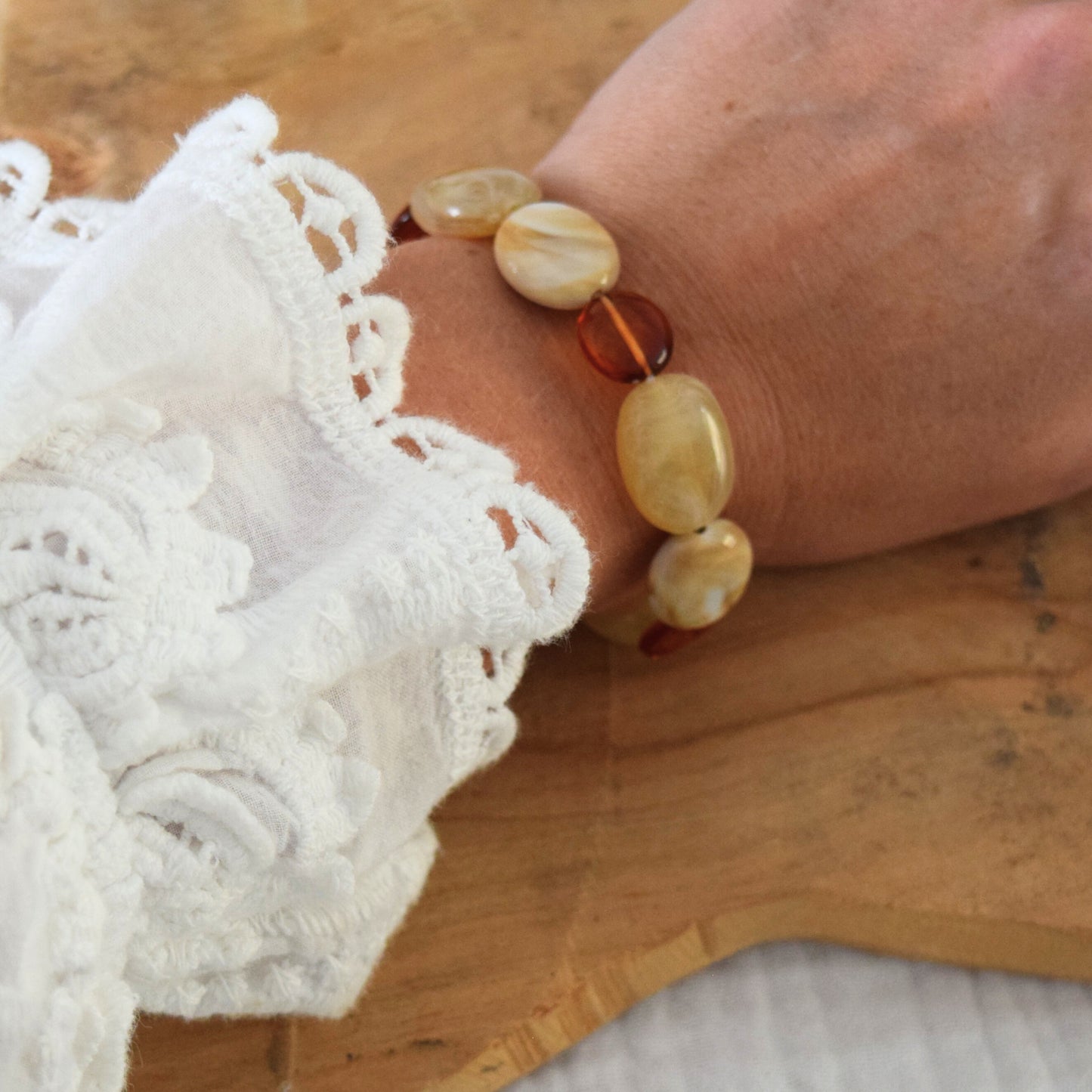 Bracelet beige et cuivré monté sur fil élastique, bijou bohème chic fait main dans le Cotentin.
