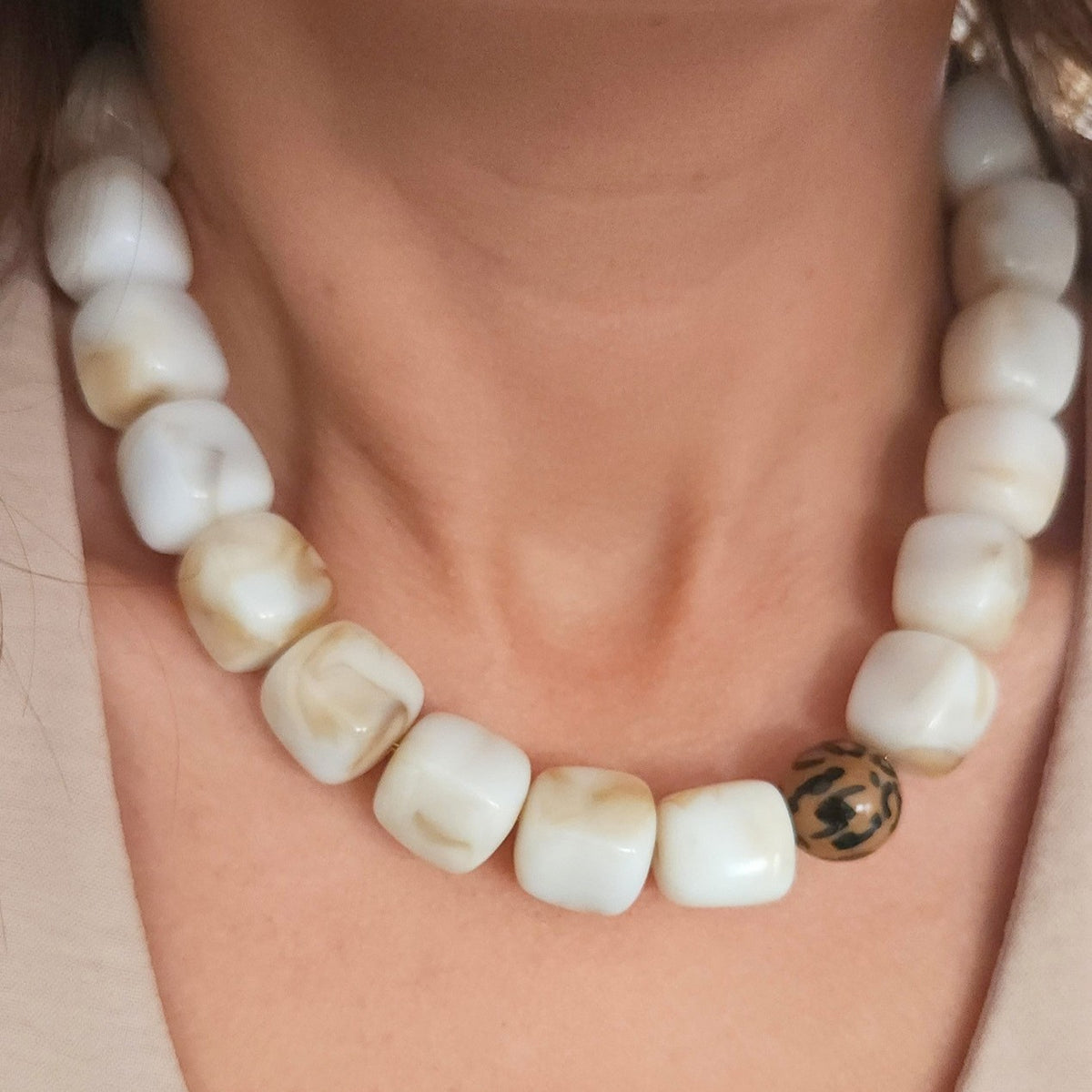 collier Kaya femme perles marbrées et léopard