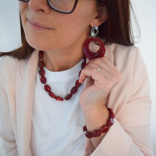 Bijoux bordeaux élégant portés