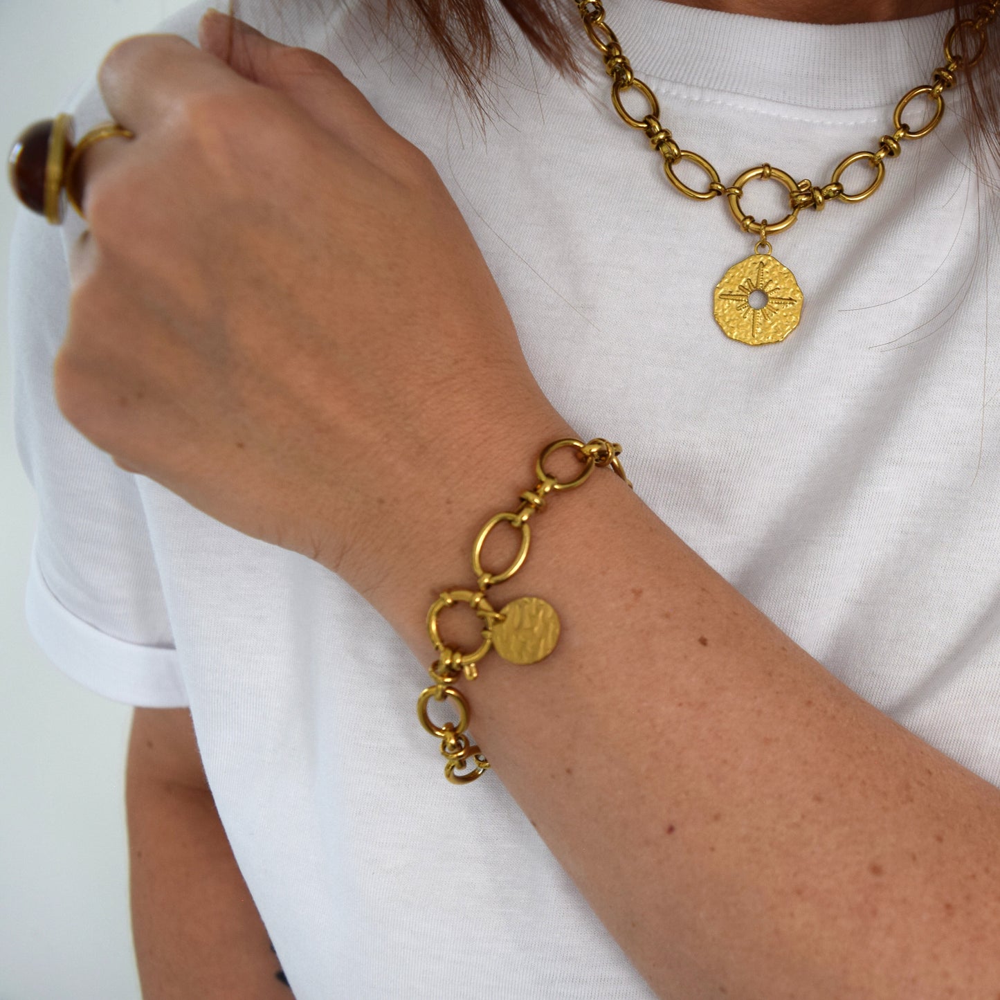 Bracelet VEGA chaîne dorée médaille martelée