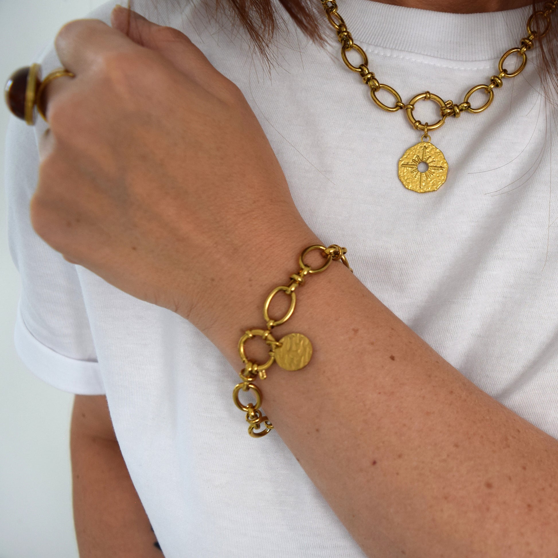 Bracelet VEGA chaîne dorée médaille martelée