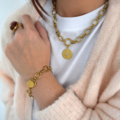 Collier chaîne moderne porté
