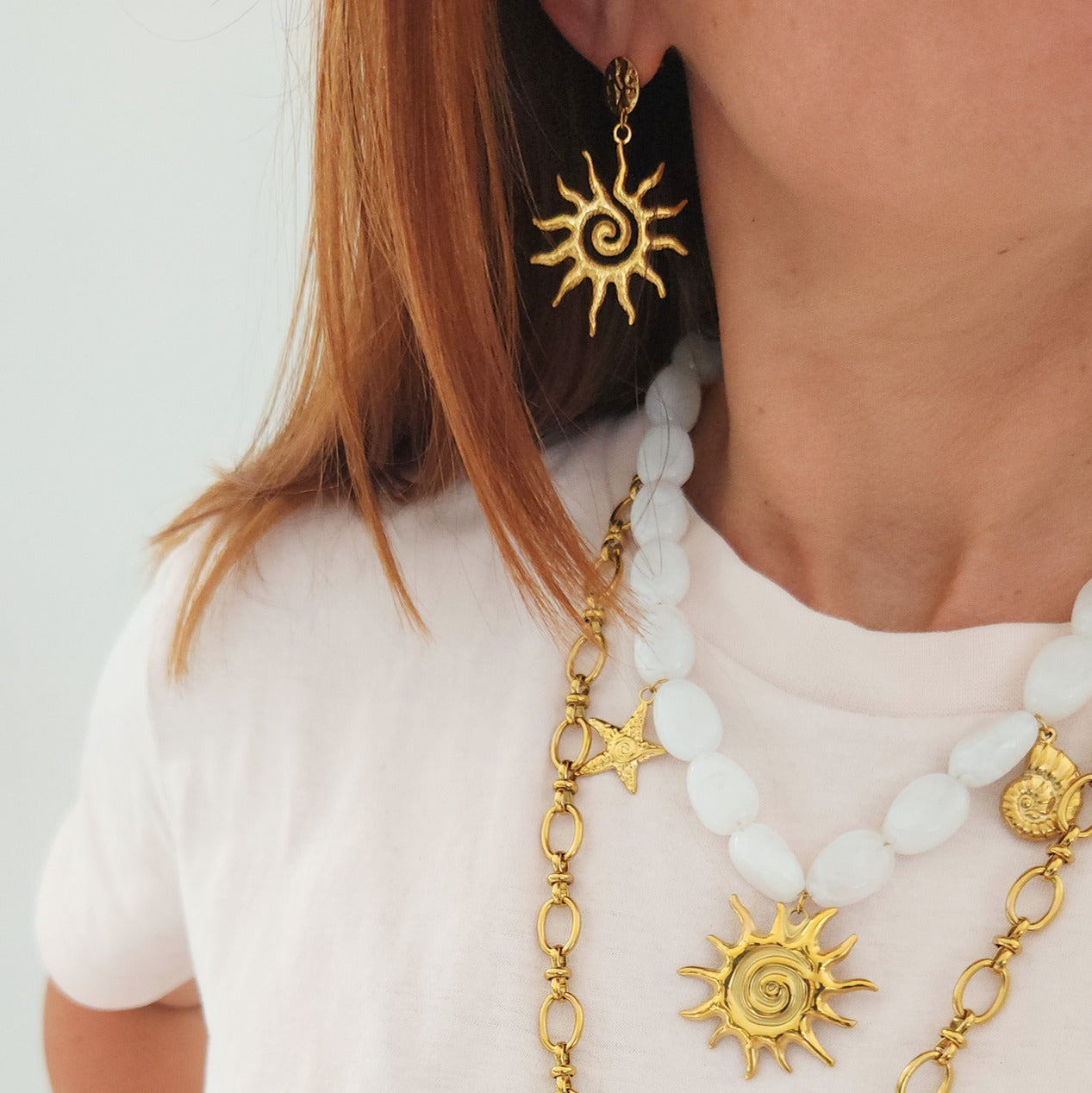 collier perles blanches et charms marins