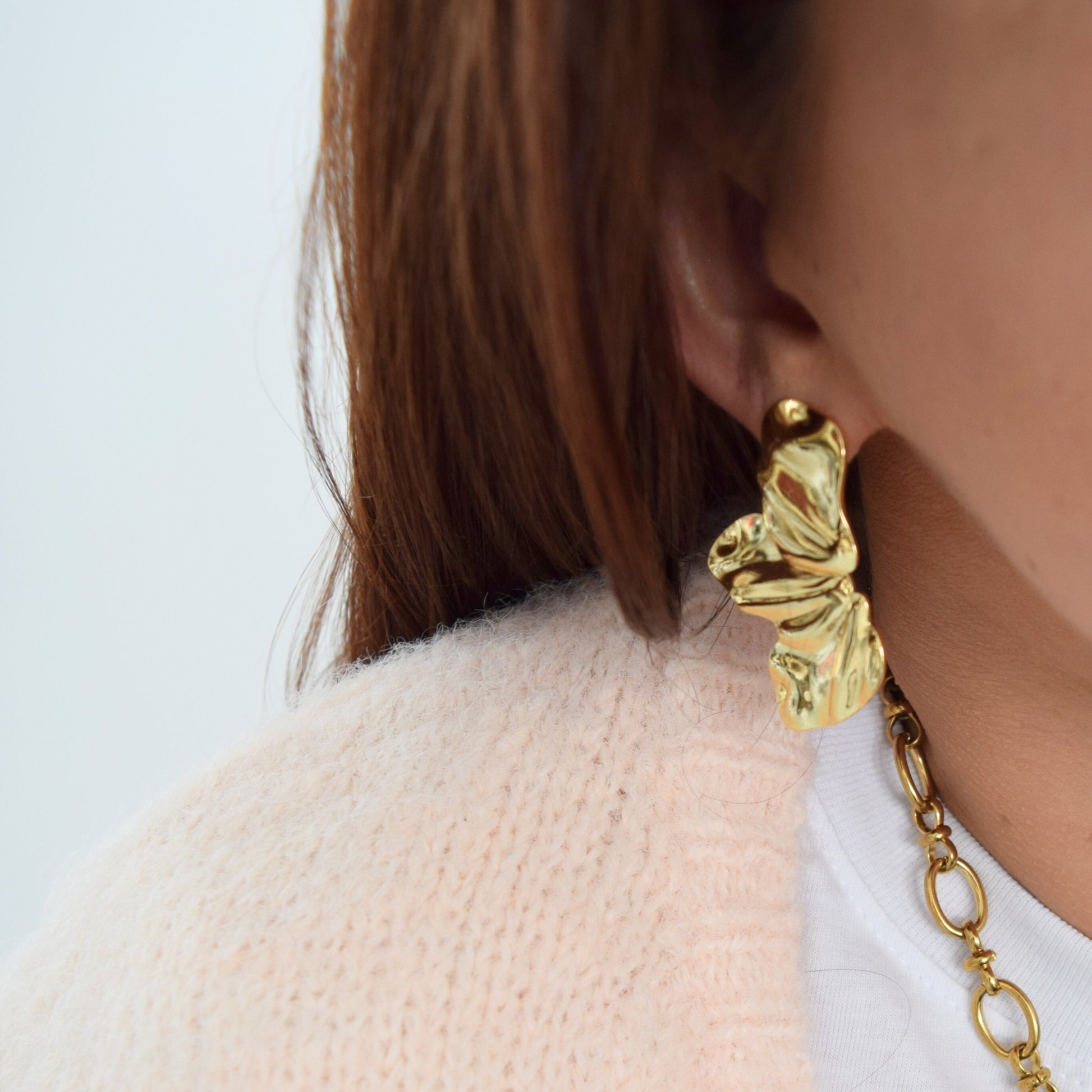 Boucles dorées effet martelé