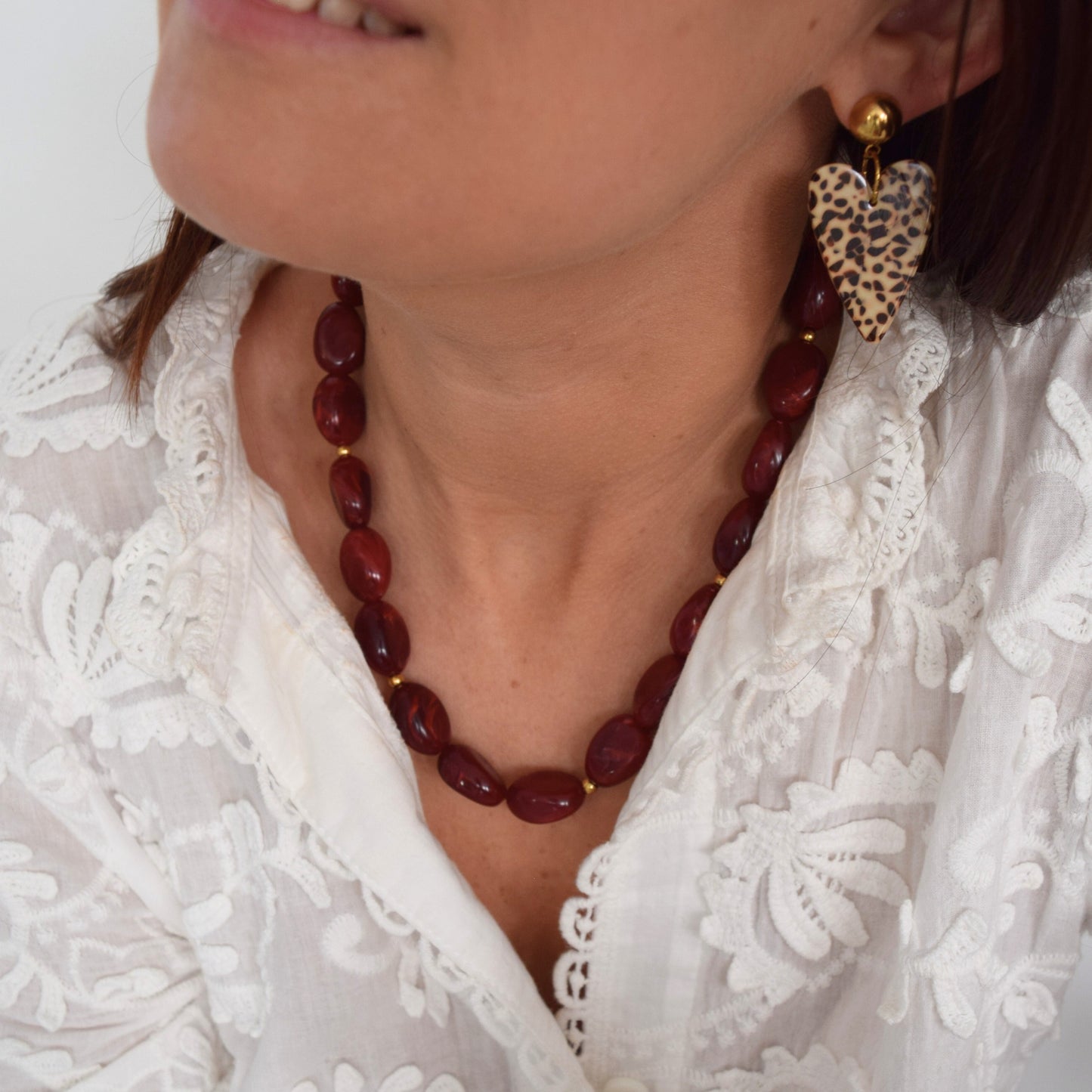 Collier en perles acryliques bordeaux et acier doré