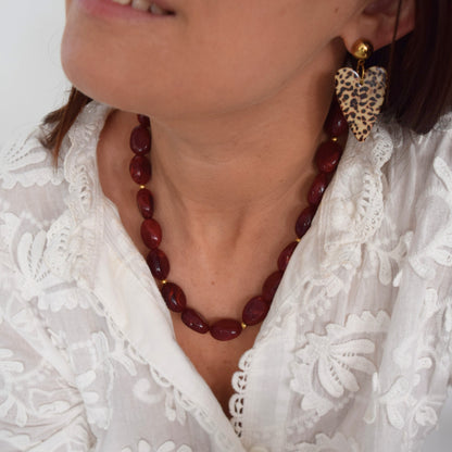 Collier en perles acryliques bordeaux et acier doré