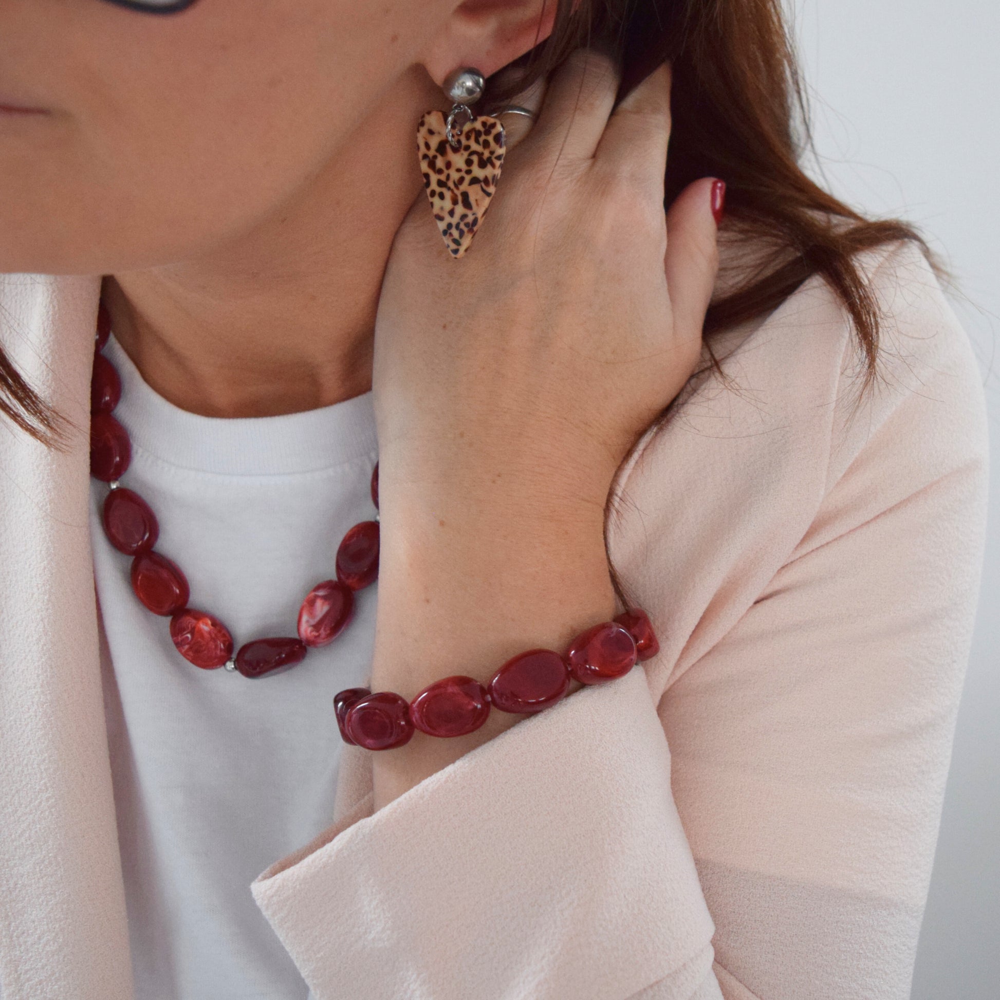 boucles d’oreilles cœur résine léopard portées