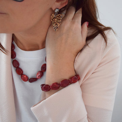boucles d’oreilles cœur résine léopard portées