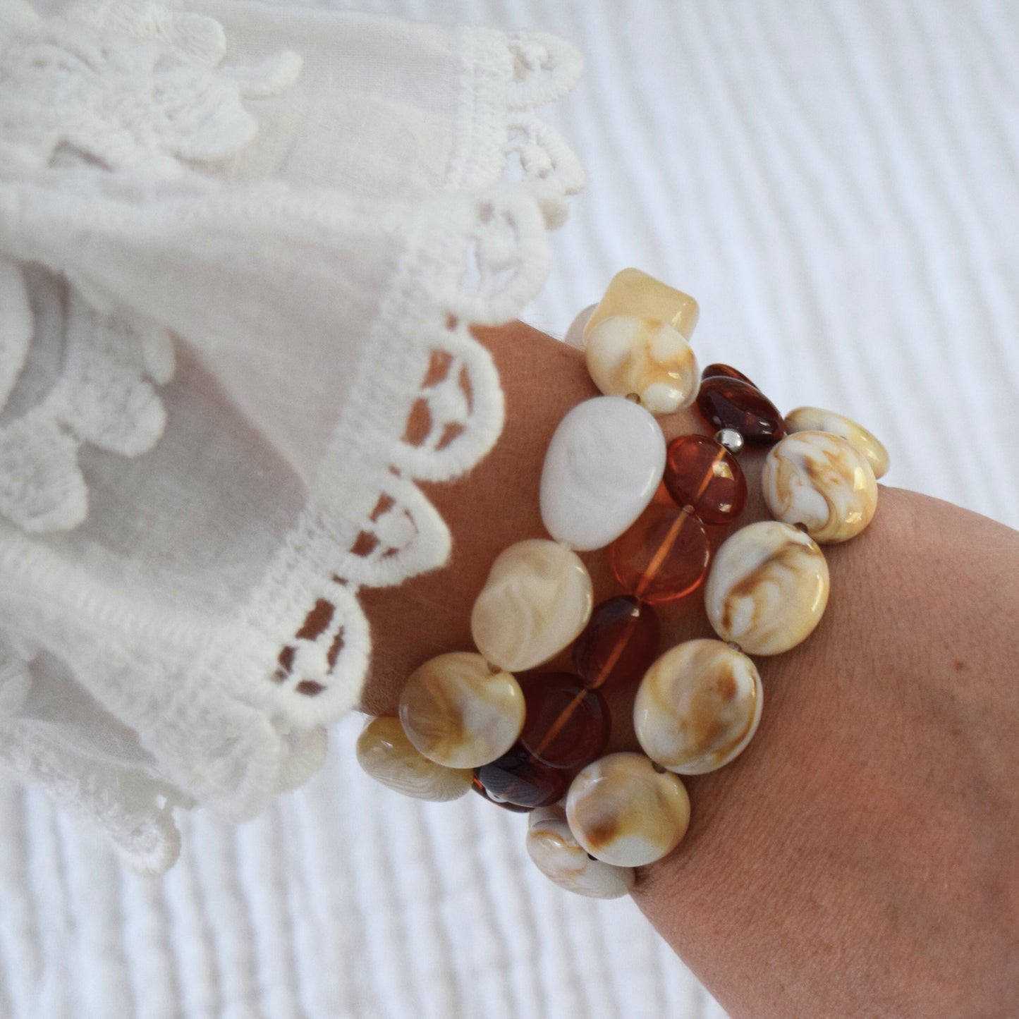 Bracelet élastique beige élégant pour femme