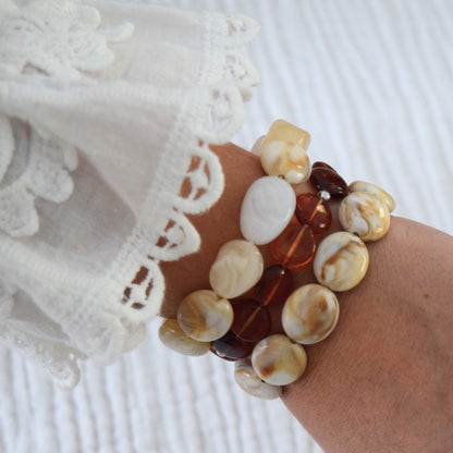 Bracelet élastique beige élégant pour femme