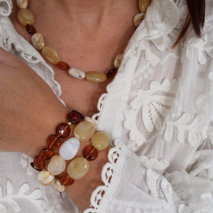 Détail des perles acryliques lumineuses du collier artisanal.