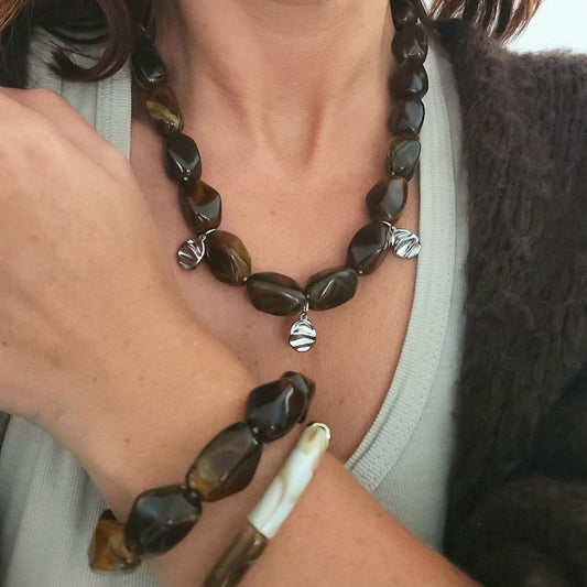 bijou femme aux nuances chocolat et caramel