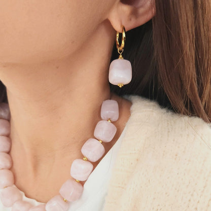 boucles femme élégantes rose poudré lumineux
