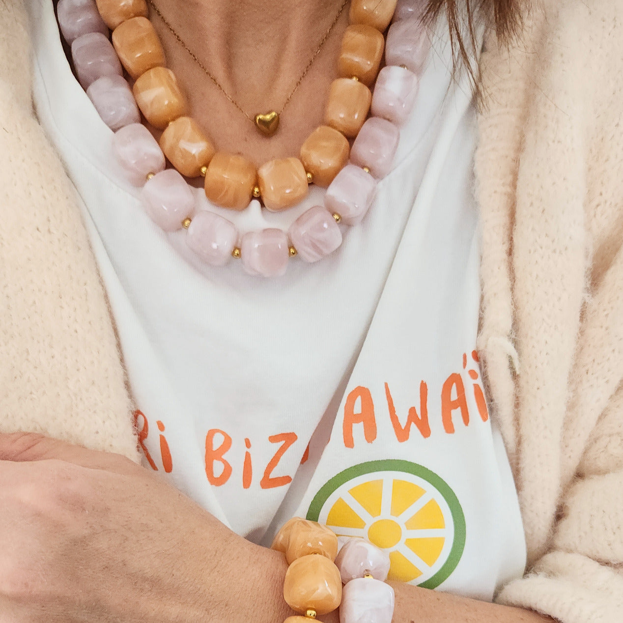 collier bohème chic tons saumon lumineux