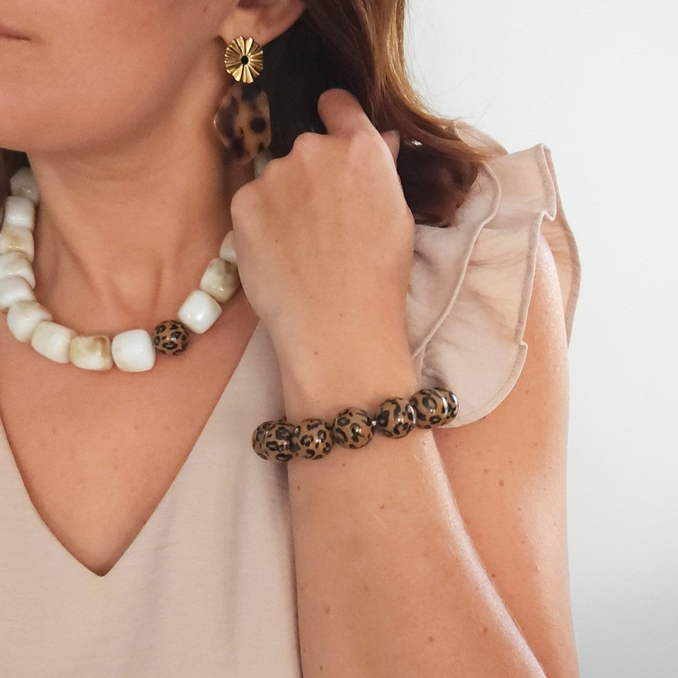 collier perles cubes marbrées et perle léopard