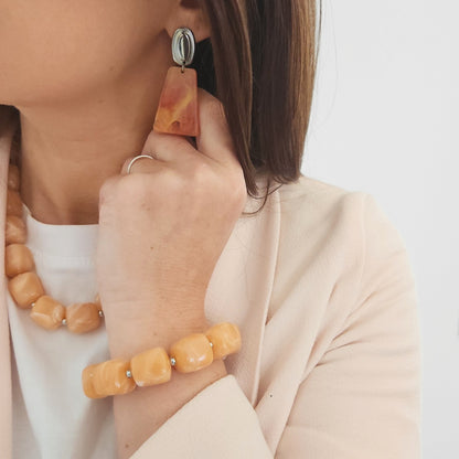 boucles femme élégantes tons corail lumineux