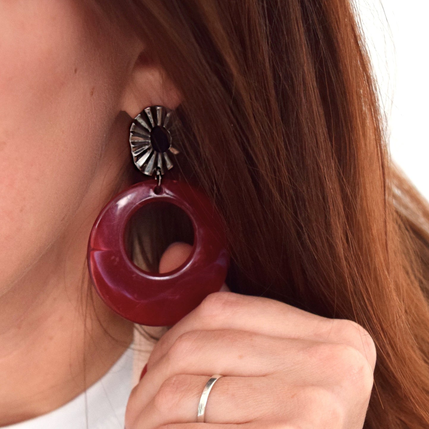 Détail des boucles bordeaux RUBIA portées