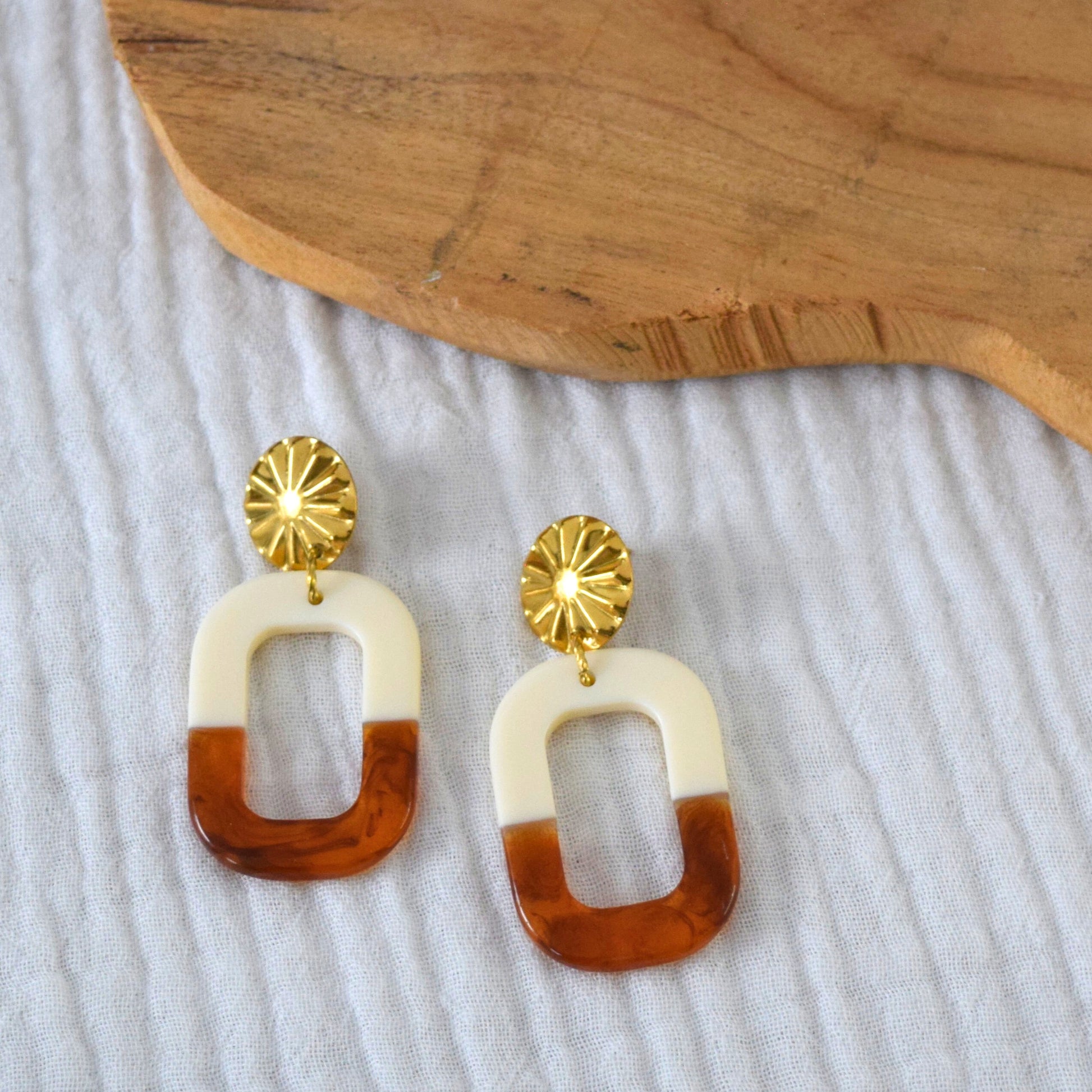 Boucles d’oreilles Sienna sur fond blanc, bijou fait main Manacreations