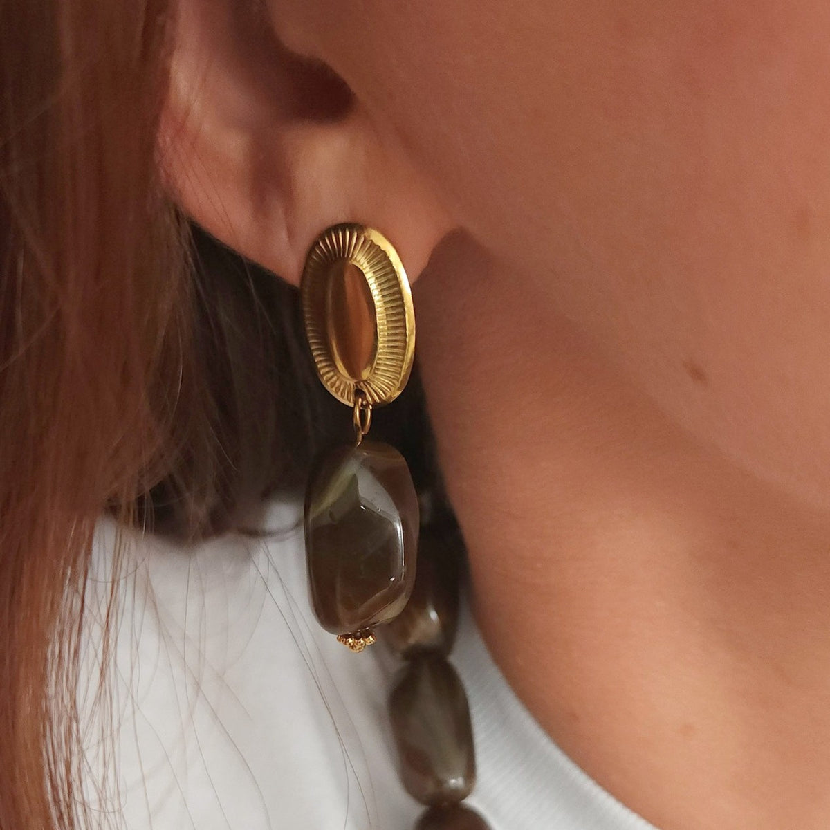 boucles perles acryliques marron et attache dorée