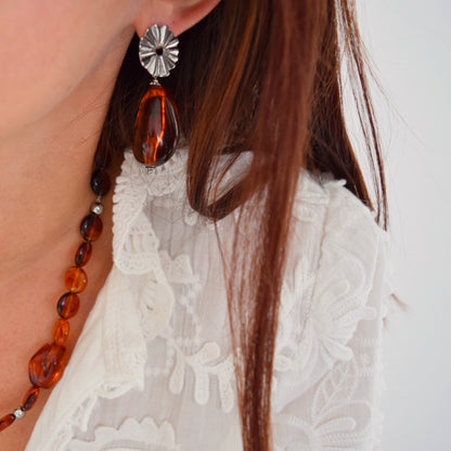 Détail de la perle ambrée des boucles Isolde, bijou fait main élégant