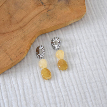 Boucles ÉLISE en acier inoxydable argenté, bijou fait main présenté sur fond clair.