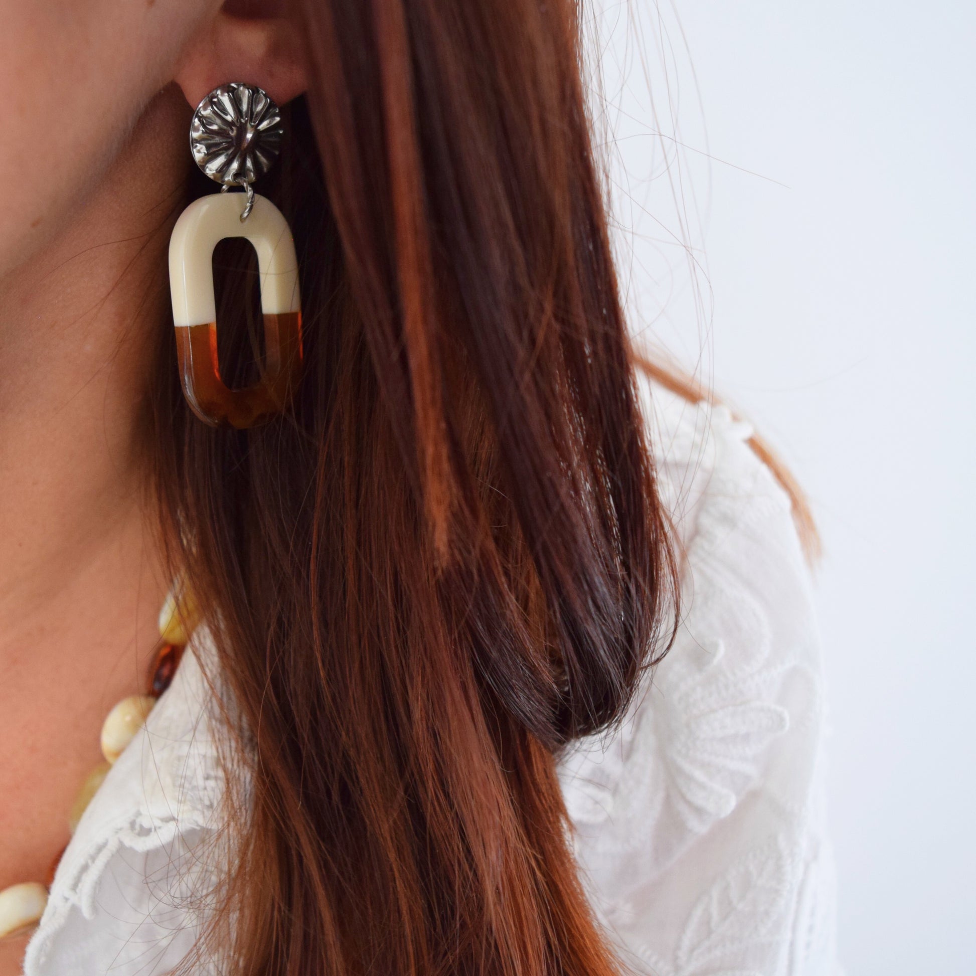 Boucles d’oreilles légères en acier inoxydable et résine ambrée, création artisanale pour femme