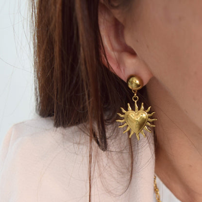 Boucles d’oreilles CORA cœur en acier inoxydable doré portées