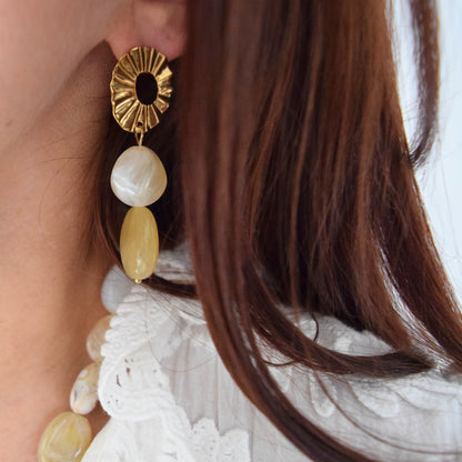 Boucles d’oreilles ÉLISE en acier inoxydable doré avec perles acryliques beige, bijou artisanal Manacreations.