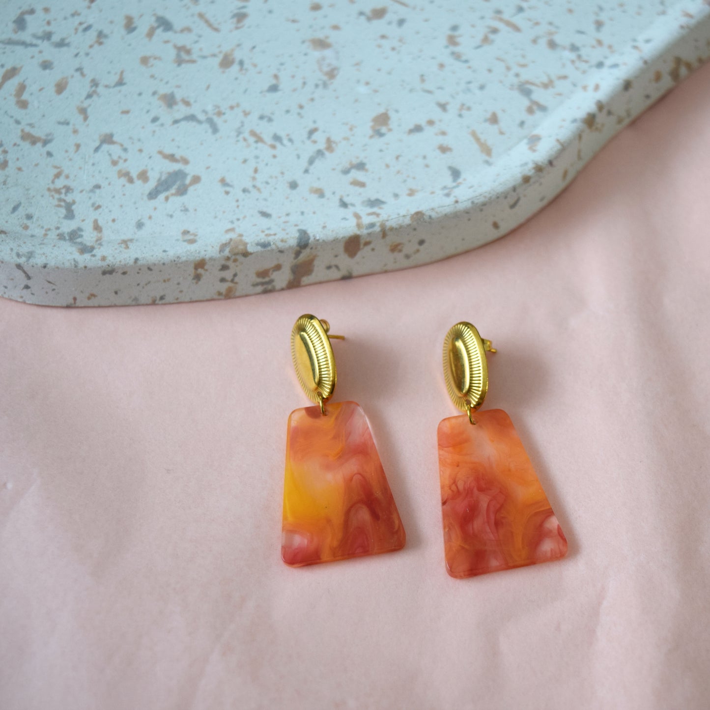 boucles femme résine colorée saumon et doré