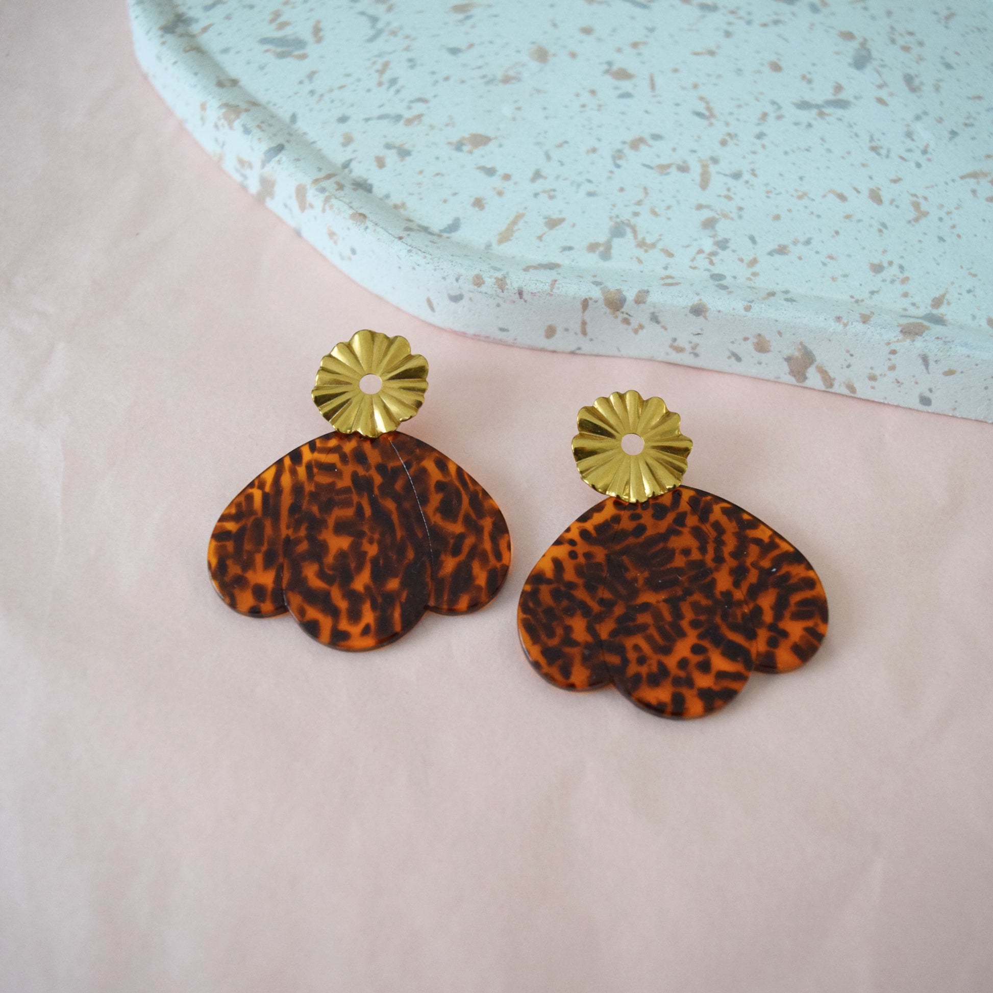 Boucles grandes pétales écaille