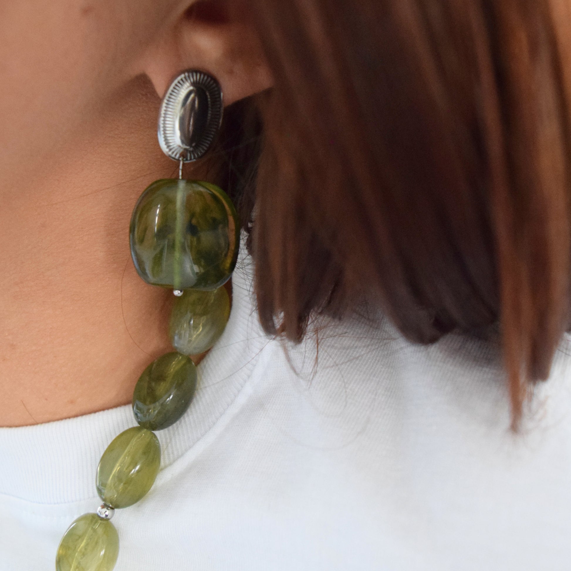 Boucles statement résine verte