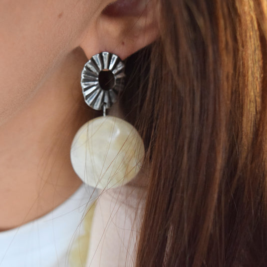 Boucles pendantes perle beige