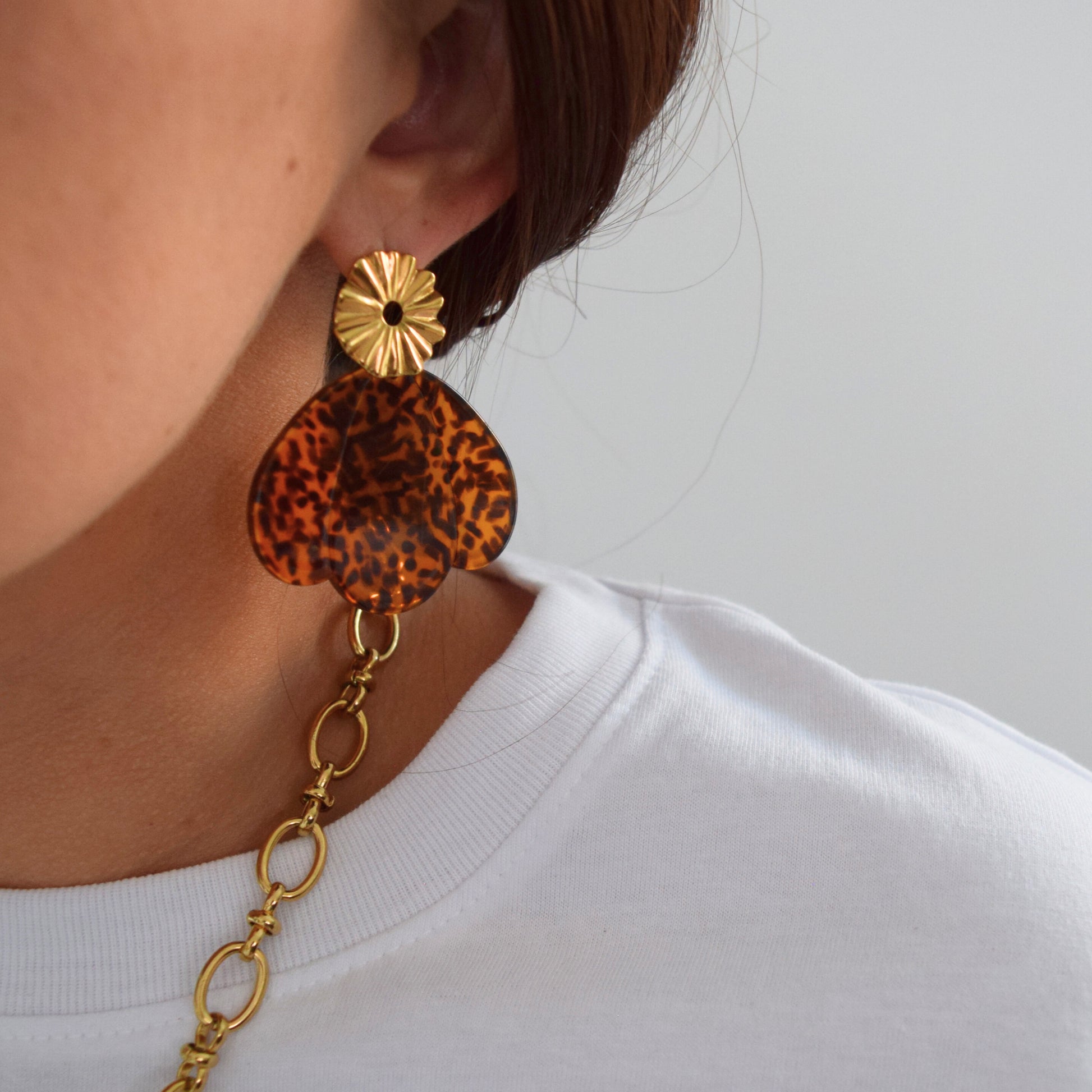 Boucles pendantes léopard avec puce doree