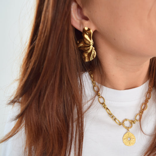 Boucles d’oreilles VEGA dorées portées à l’oreille