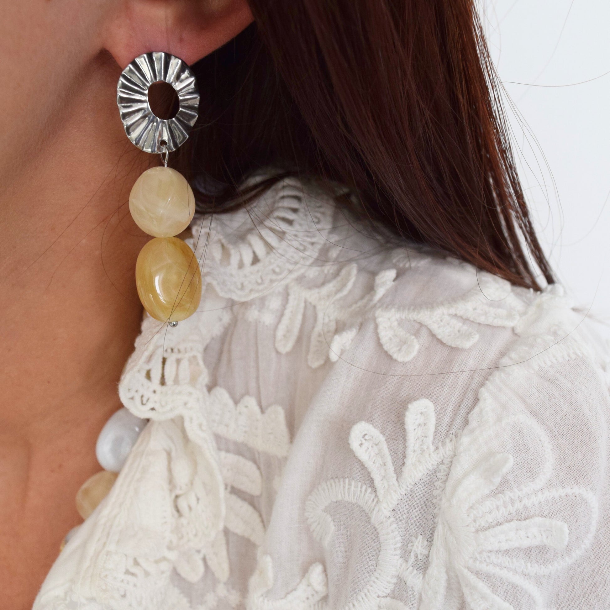 Vue de profil montrant la légèreté et le tombé gracieux des boucles d’oreilles ÉLISE