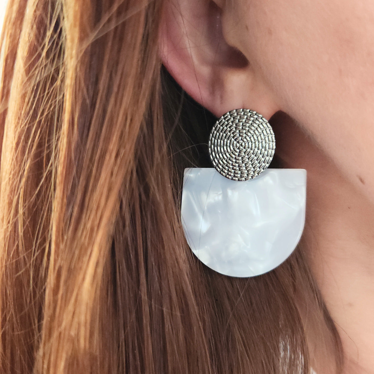 boucles oreilles légères nacre blanche chic