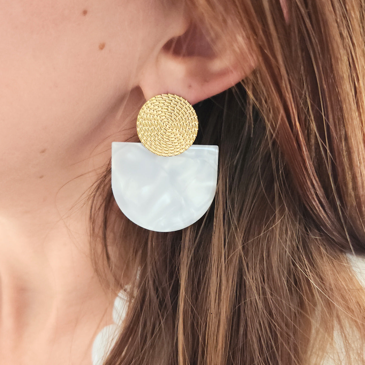 boucles acier doré et acétate nacré blanc