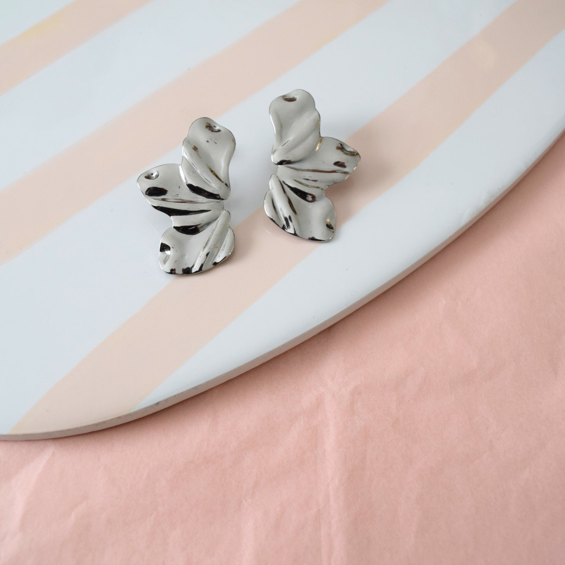 Détail texture froissée des boucles VEGA