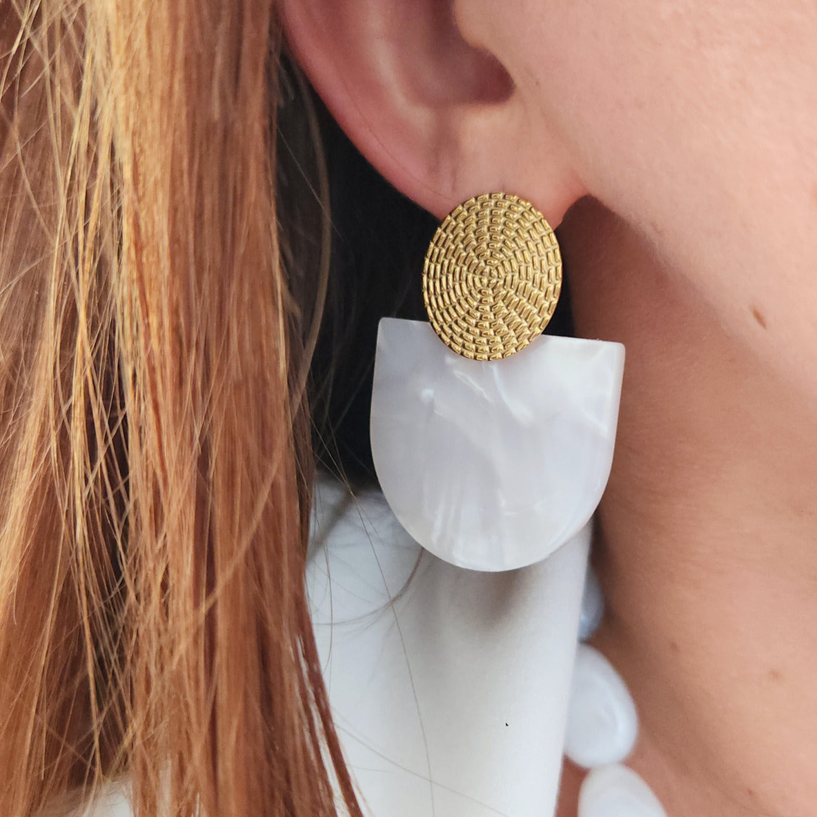 boucles oreilles blanches élégantes femme