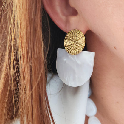 boucles oreilles blanches élégantes femme