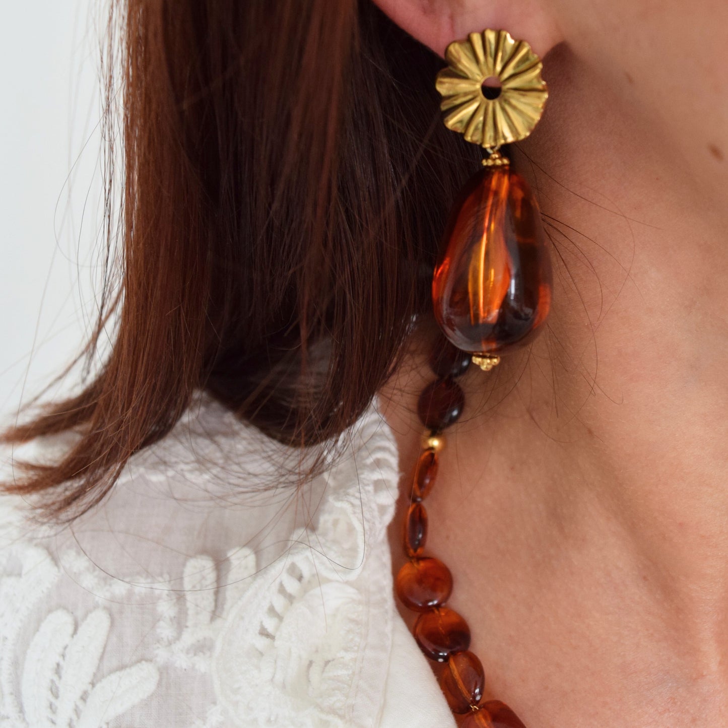 Boucles ISOLDE en acier doré à l’or fin et perle acrylique ambrée