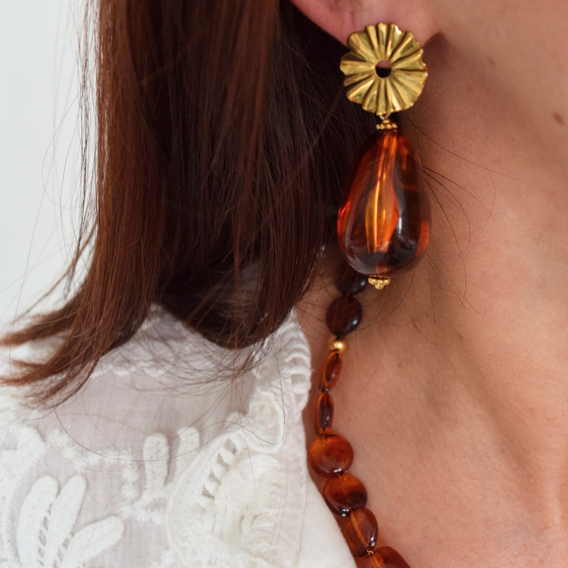 Boucles ISOLDE en acier doré à l’or fin et perle acrylique ambrée