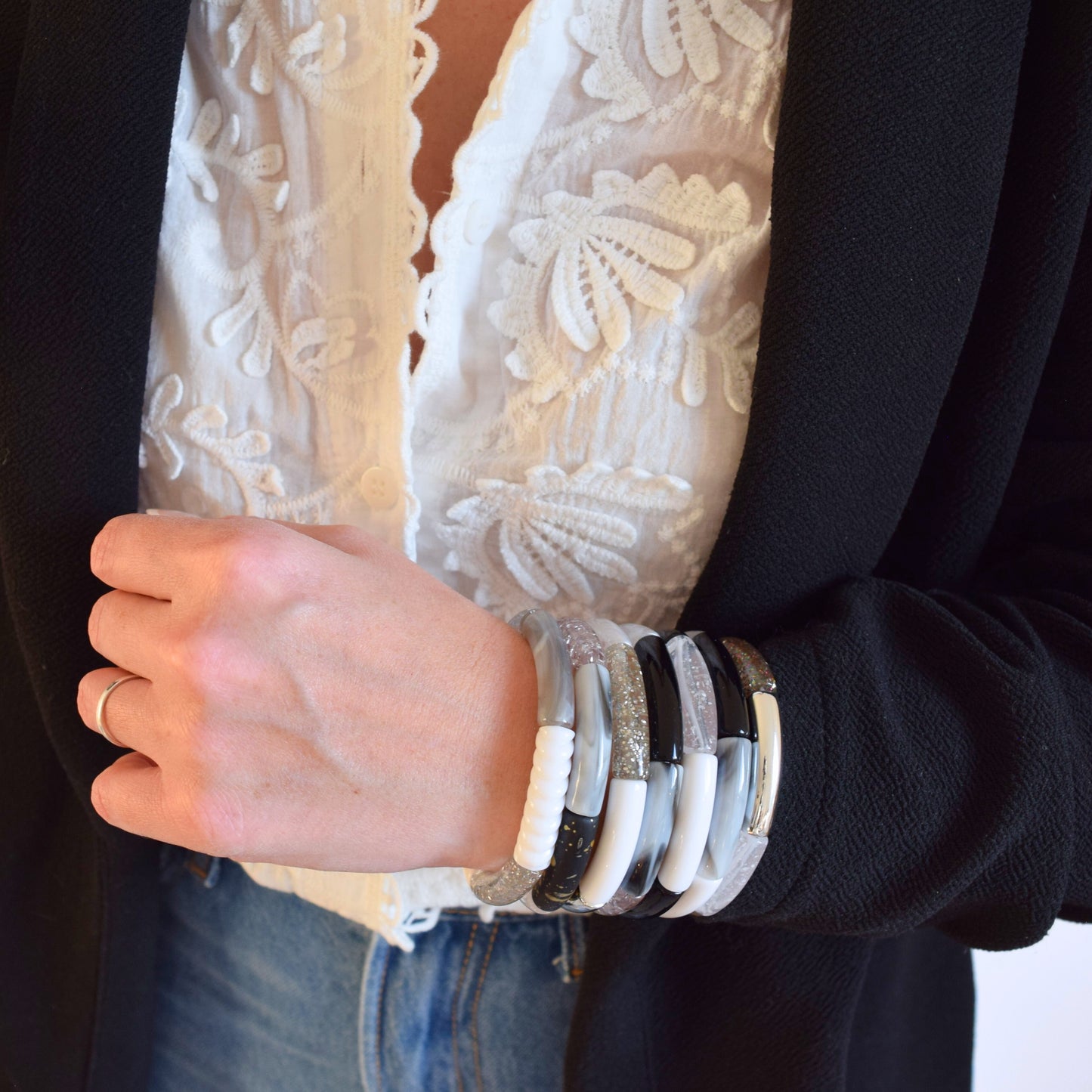Bracelets joncs tons noirs et blancs