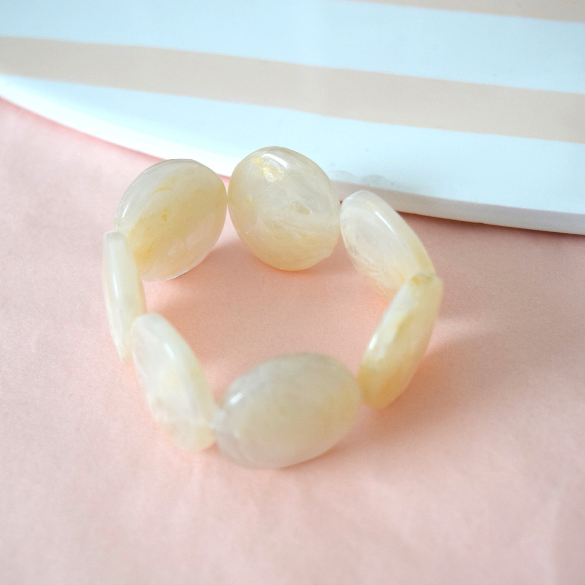 bracelet perles acryliques beiges femme